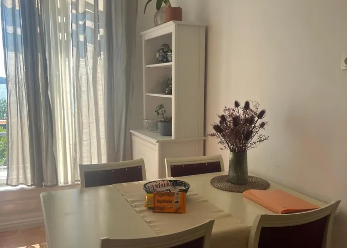 App Obrovac In The Centre - With Amazing Sea View! شقة